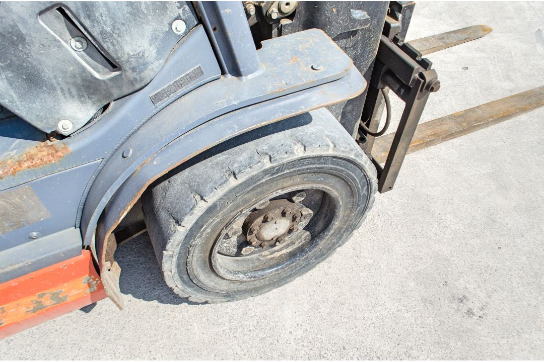 Toyota Tonero 30 3 tonne gas powered fork lift truck Year: 2009 S/N: 028FG130 Recorded Hours: 10,131 - Image 15 of 22
