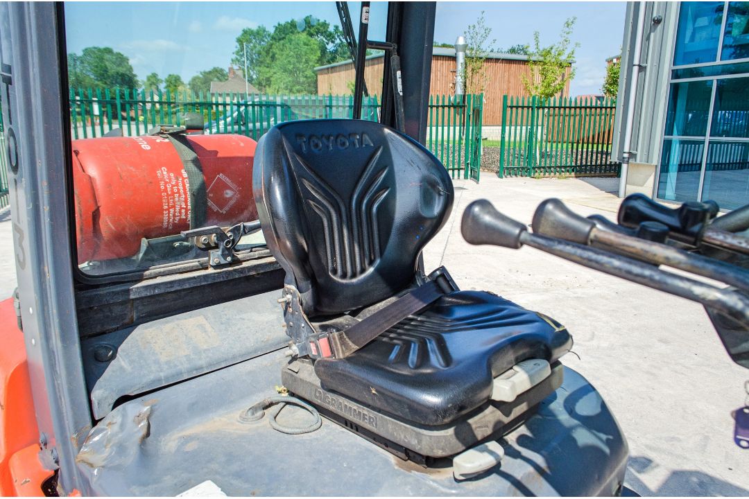 Toyota Tonero 30 3 tonne gas powered fork lift truck Year: 2009 S/N: 028FG130 Recorded Hours: 10,131 - Image 17 of 22