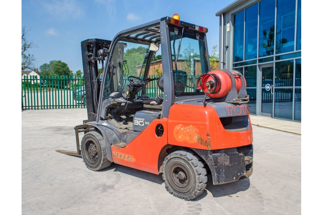 Toyota Tonero 30 3 tonne gas powered fork lift truck Year: 2009 S/N: 028FG130 Recorded Hours: 10,131 - Image 3 of 22