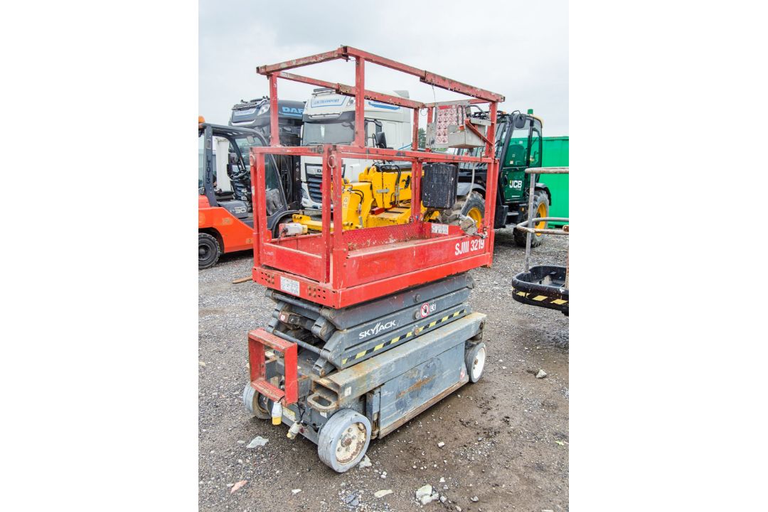 Skyjack SJIII 3219 battery electric scissor lift access platform Year: 2015 S/N: 22071835 HYP377 - Image 1 of 7