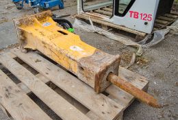 DKB hydraulic breaker Pin diameter: 35mm Pin centres: 130mm Pin width: 140mm HM387