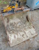 3ft digging bucket Pin diameter: 45mm Pin centres: 260mm Pin width: 160mm EXP864