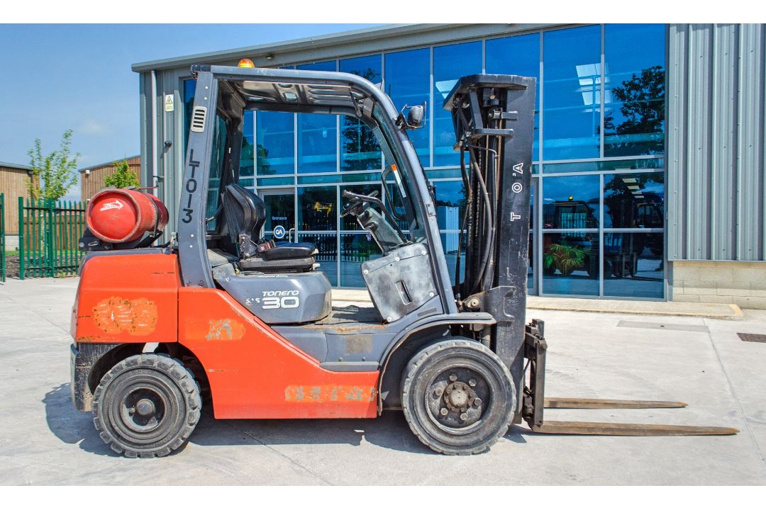 Toyota Tonero 30 3 tonne gas powered fork lift truck Year: 2009 S/N: 028FG130 Recorded Hours: 10,131 - Image 8 of 22