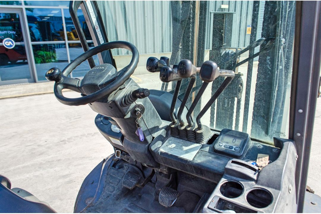 Toyota Tonero 30 3 tonne gas powered fork lift truck Year: 2009 S/N: 028FG130 Recorded Hours: 10,131 - Image 18 of 22