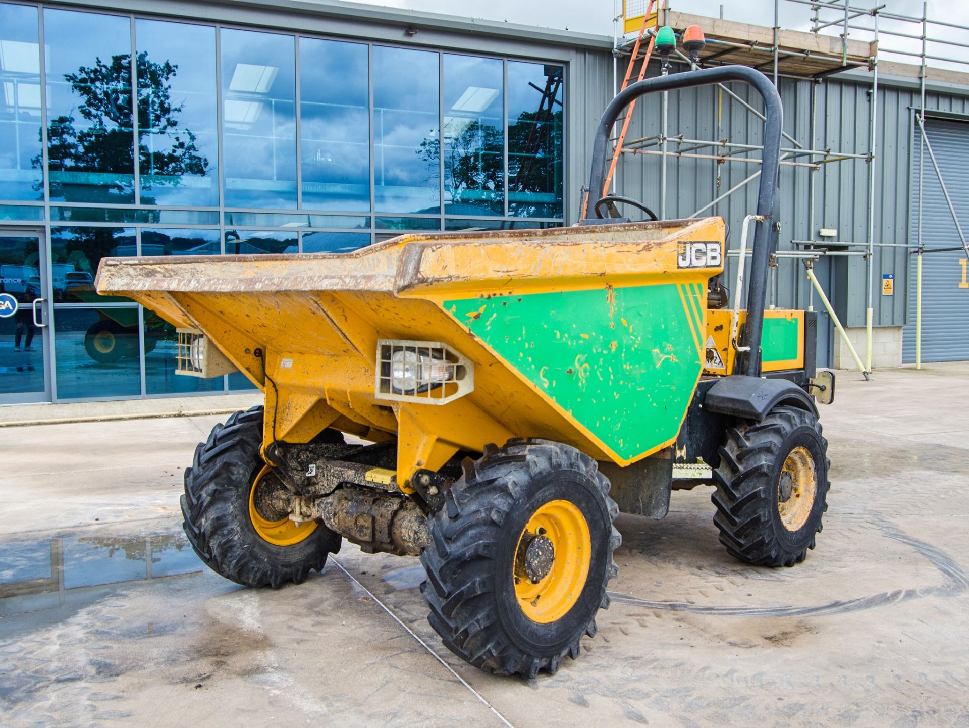 JCB 3 tonne straight skip dumper Year: 2016 S/N: EGGRE9906 Recorded Hours: 1179 A727001