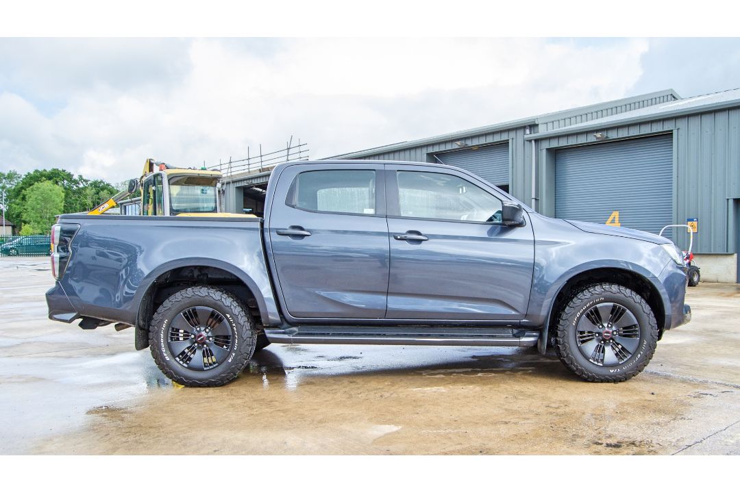 Isuzu D-Max V-Cross 1898cc diesel 6 speed manual double cab pick up Registration Number: SL72 URY - Image 8 of 33