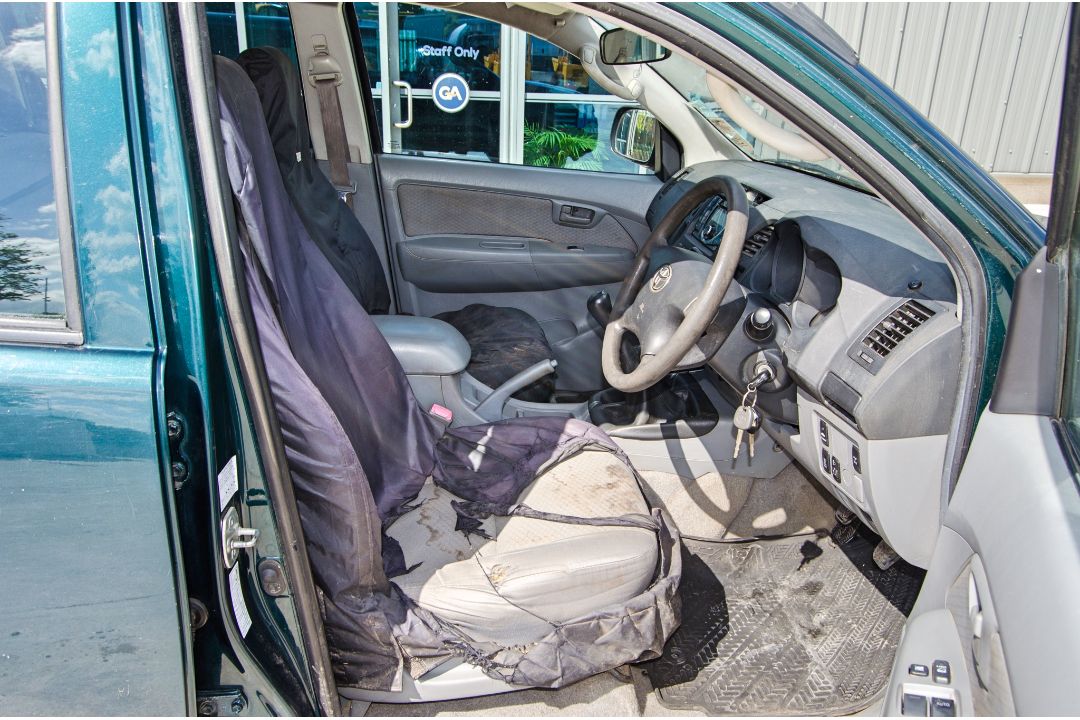 Toyota Hilux HL2 D-4D 2494cc diesel 5 speed manual 4 wheel drive double cab pick up Registration - Image 18 of 32