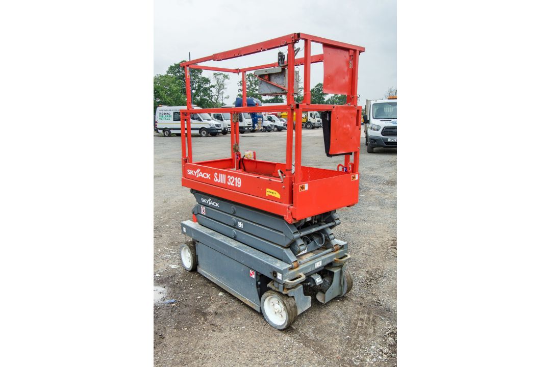 Skyjack SJIII 3219 battery electric scissor lift access platform Year: 2016 S/N: 22087836 HYP411 - Image 4 of 9