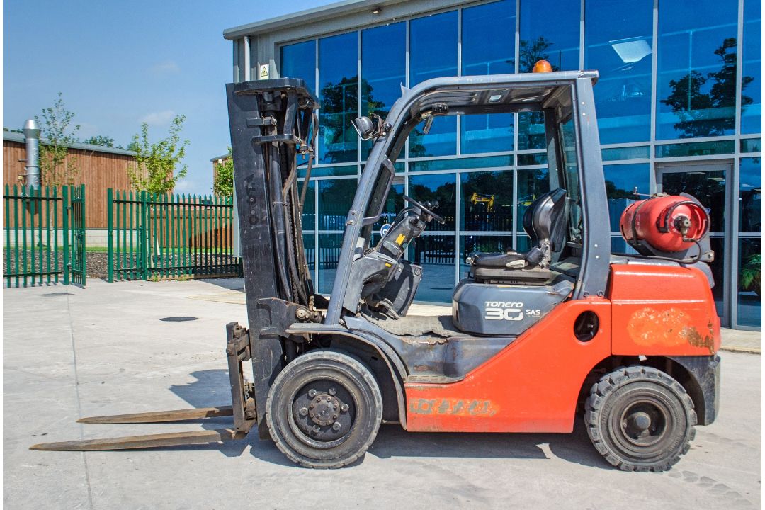 Toyota Tonero 30 3 tonne gas powered fork lift truck Year: 2009 S/N: 028FG130 Recorded Hours: 10,131 - Image 7 of 22