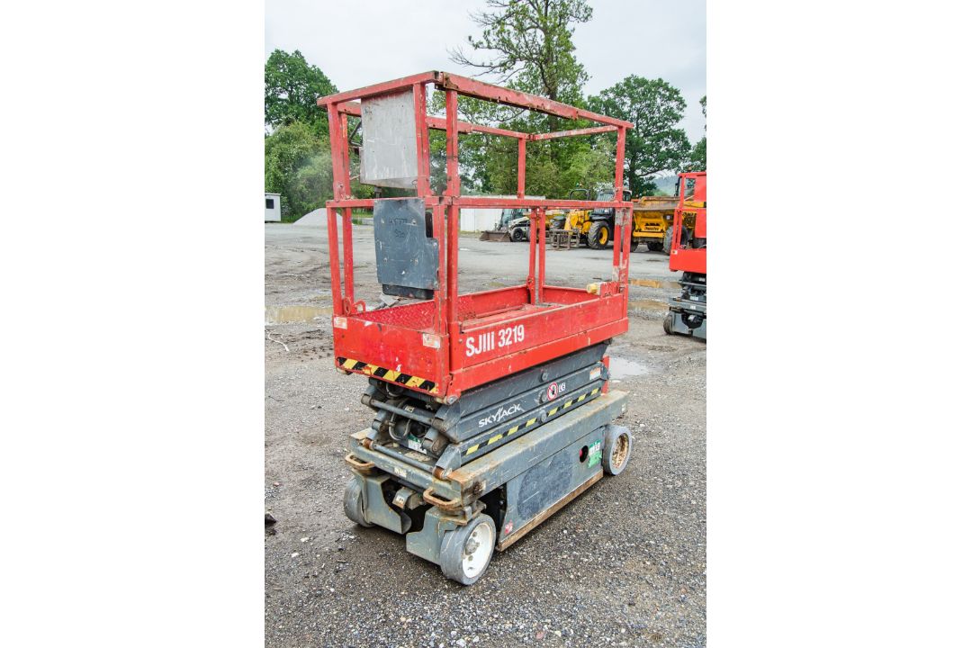 Skyjack SJIII 3219 battery electric scissor lift access platform Year: 2015 S/N: 22071835 HYP377 - Image 3 of 7