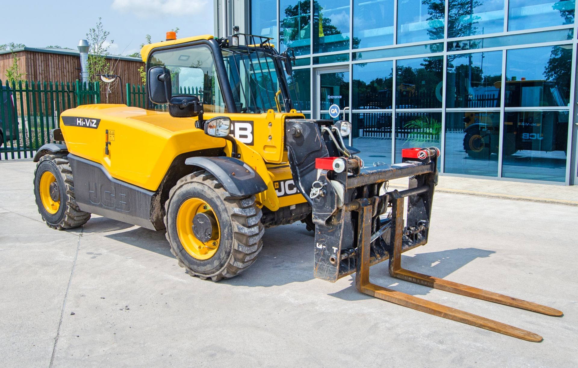 JCB 525-60 Hi-Viz Stage V 6 metre telescopic handler Year: 2024 S/N: 3328455 Recorded Hours: 920 c/w - Image 2 of 26