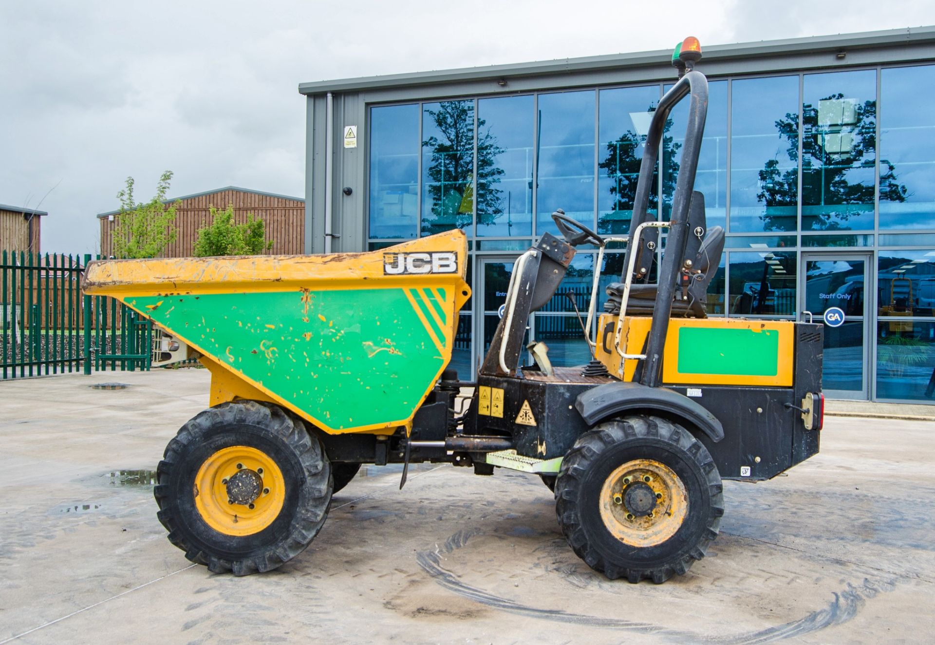 JCB 3 tonne straight skip dumper Year: 2016 S/N: EGGRE9906 Recorded Hours: 1179 A727001 - Image 7 of 22