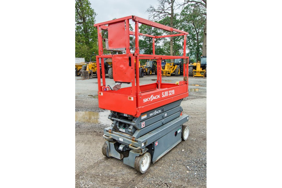 Skyjack SJIII 3219 battery electric scissor lift access platform Year: 2016 S/N: 22087836 HYP411 - Image 3 of 9
