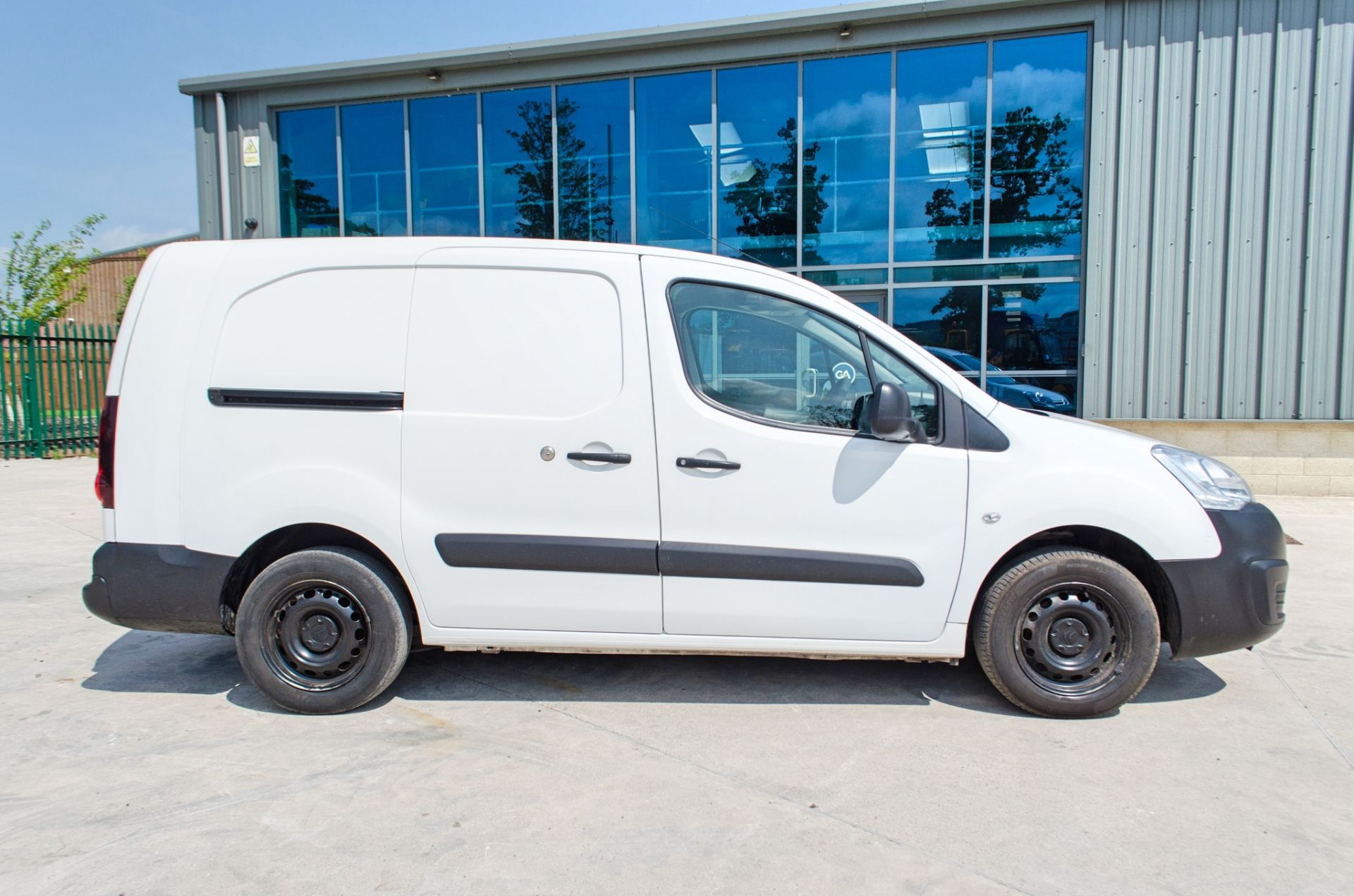 Citroen Berlingo 750 LX 1560cc HDi 5 speed manual panel van Registration Number: MV18 YLX Date of - Image 8 of 25