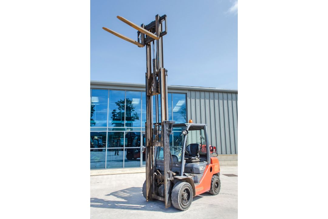 Toyota Tonero 30 3 tonne gas powered fork lift truck Year: 2009 S/N: 028FG130 Recorded Hours: 10,131 - Image 9 of 22