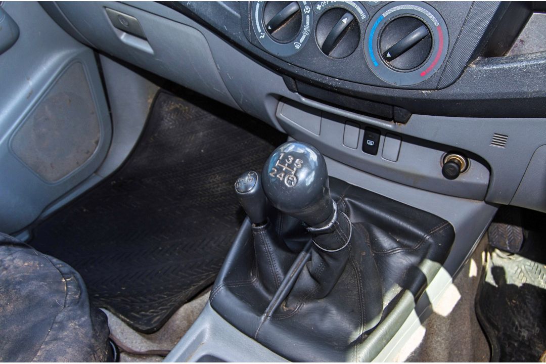 Toyota Hilux HL2 D-4D 2494cc diesel 5 speed manual 4 wheel drive double cab pick up Registration - Image 25 of 32
