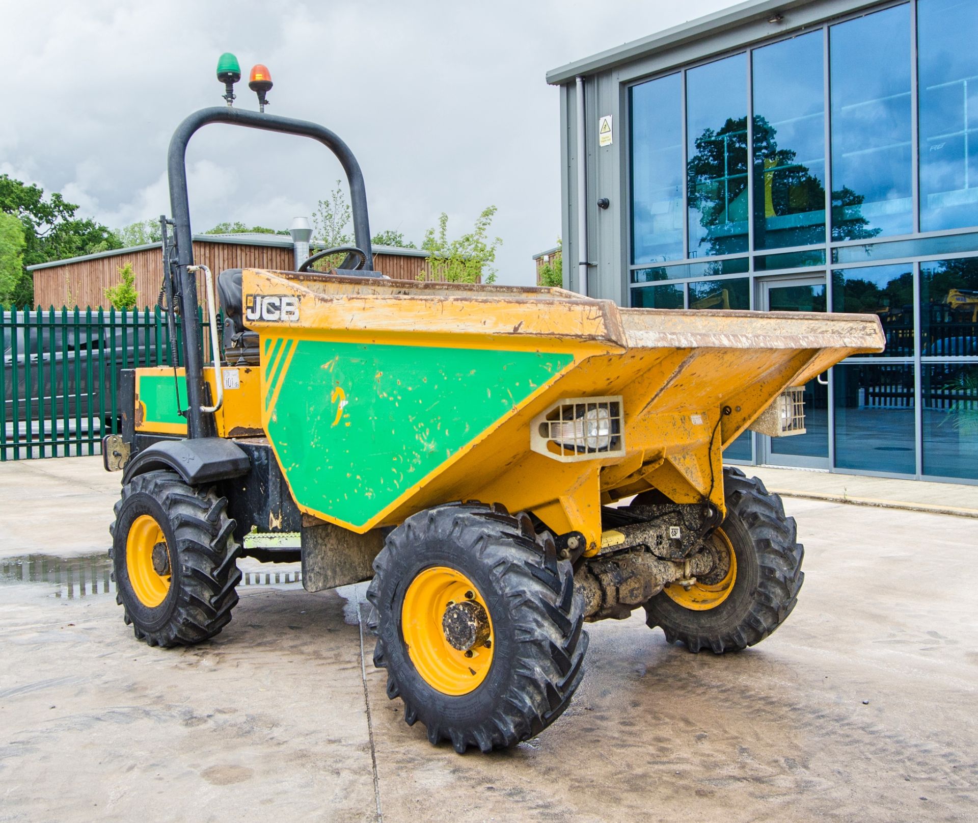 JCB 3 tonne straight skip dumper Year: 2016 S/N: EGGRE9906 Recorded Hours: 1179 A727001 - Image 2 of 22