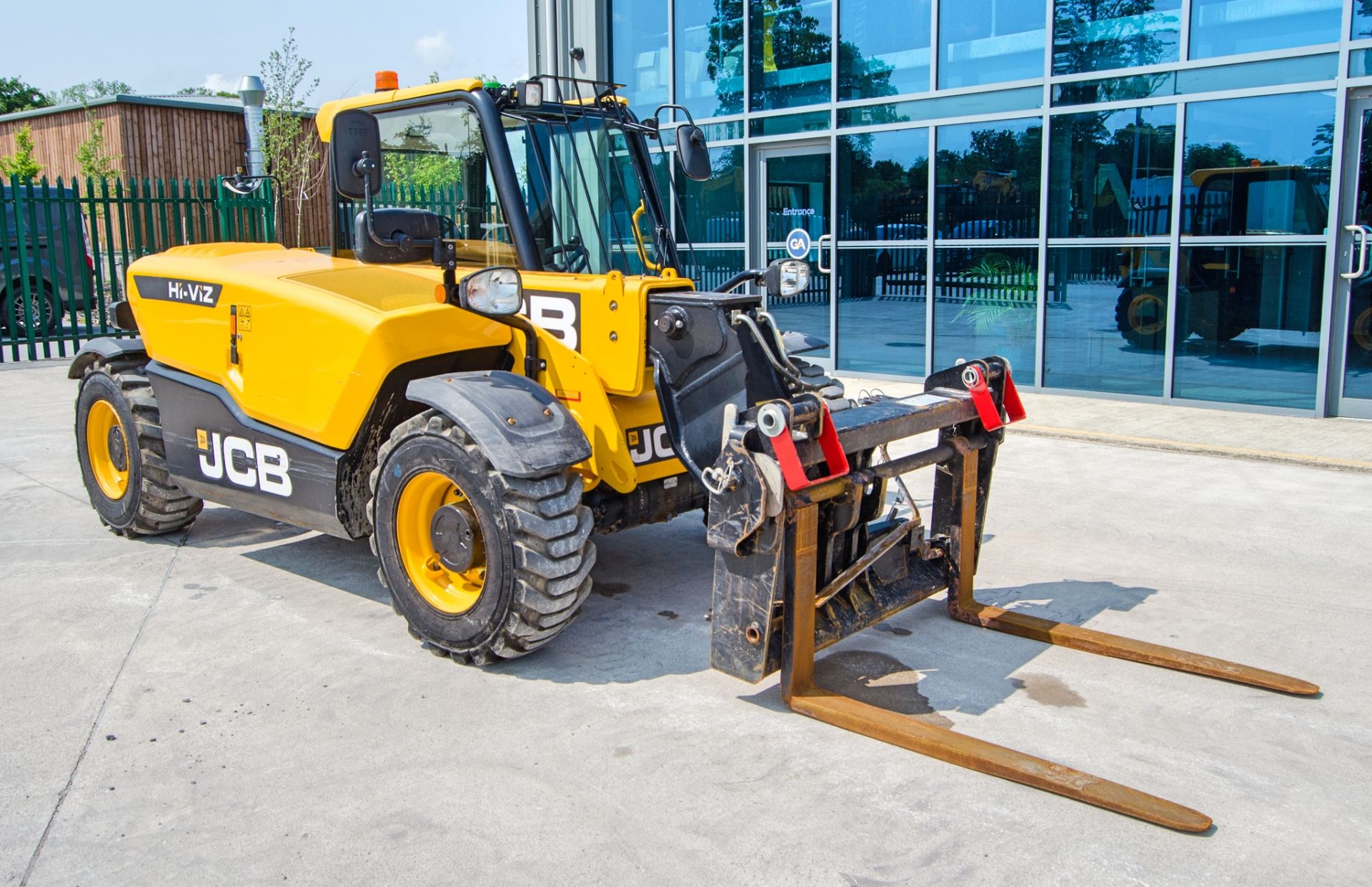 JCB 525-60 Hi-Viz Stage V 6 metre telescopic handler Year: 2024 S/N: 3327922 Recorded Hours: 1153 - Image 2 of 26
