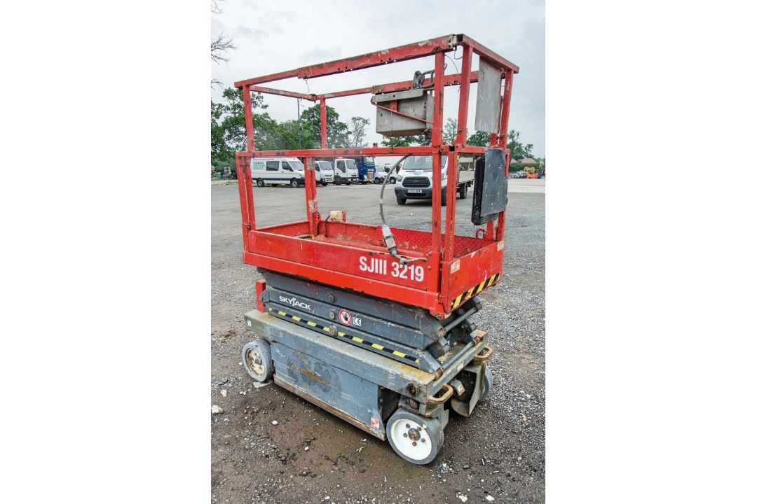Skyjack SJIII 3219 battery electric scissor lift access platform Year: 2015 S/N: 22071835 HYP377 - Image 4 of 7