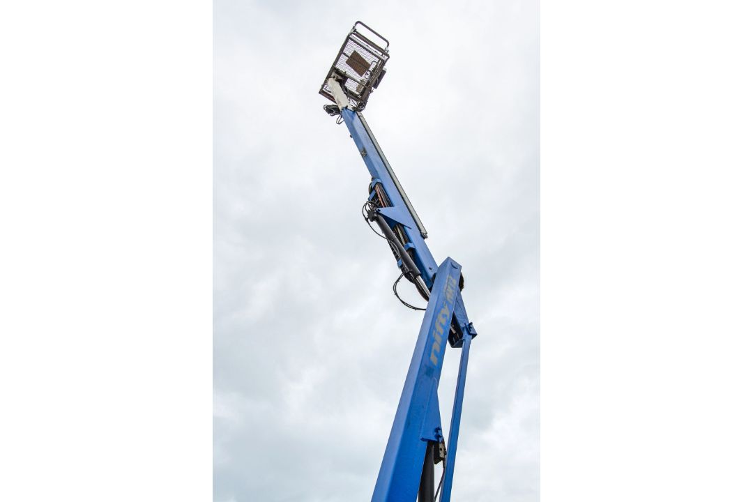 Nifty HR12 diesel/battery electric articulated boom access platform Year: 2011 S/N: 1220608 HYP117 - Image 8 of 15