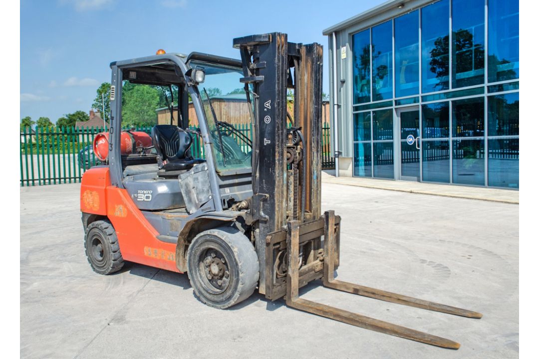 Toyota Tonero 30 3 tonne gas powered fork lift truck Year: 2009 S/N: 028FG130 Recorded Hours: 10,131 - Image 2 of 22