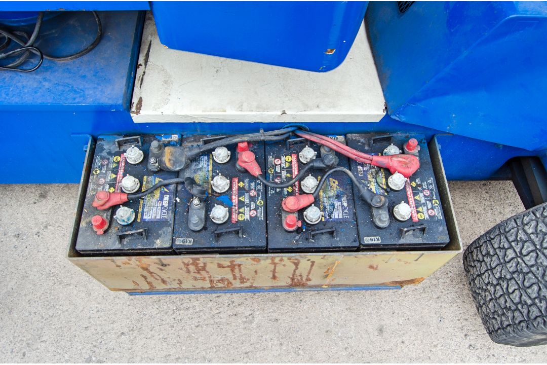 Nifty HR12 diesel/battery electric articulated boom access platform Year: 2011 S/N: 1220608 HYP117 - Image 11 of 15