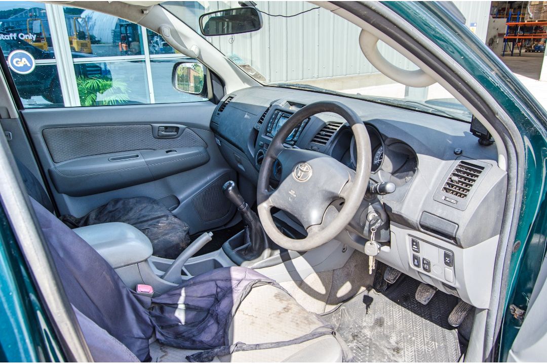 Toyota Hilux HL2 D-4D 2494cc diesel 5 speed manual 4 wheel drive double cab pick up Registration - Image 17 of 32