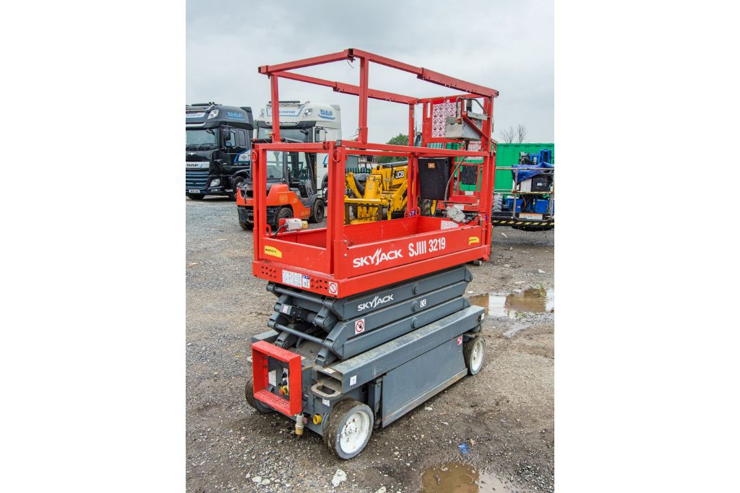 Skyjack SJIII 3219 battery electric scissor lift access platform Year: 2016 S/N: 22087836 HYP411 - Image 1 of 9