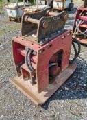 Allied 1000B hydraulic compactor plate Pin diameter: 45mm Pin centres: 340mm Pin width: 170mm