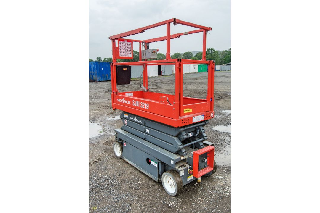 Skyjack SJIII 3219 battery electric scissor lift access platform Year: 2016 S/N: 22087836 HYP411 - Image 2 of 9