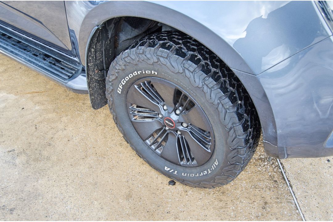 Isuzu D-Max V-Cross 1898cc diesel 6 speed manual double cab pick up Registration Number: SL72 URY - Image 15 of 33