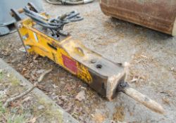 DKB hydraulic breaker Pin diameter: 35mm Pin centres: 130mm Pin width: 140mm HM417