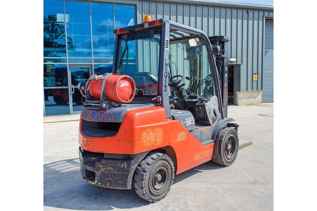 Toyota Tonero 30 3 tonne gas powered fork lift truck Year: 2009 S/N: 028FG130 Recorded Hours: 10,131 - Image 4 of 22