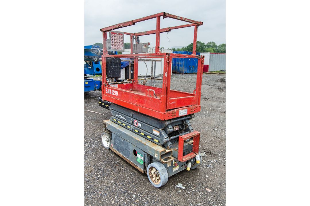 Skyjack SJIII 3219 battery electric scissor lift access platform Year: 2015 S/N: 22071835 HYP377 - Image 2 of 7