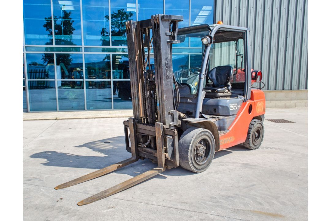 Toyota Tonero 30 3 tonne gas powered fork lift truck Year: 2009 S/N: 028FG130 Recorded Hours: 10,131 - Image 1 of 22