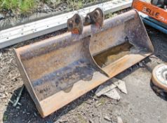 Strickland 3ft digging bucket Pin diameter: 30mm Pin centres: 90mm Pin width: 110mm