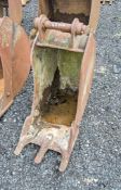 JCB 14 inch digging bucket Pin diameter: 45mm Pin centres: 340mm Pin width: 170mm