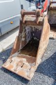 Strickland 2ft digging bucket Pin diameter 80mm Pin centres: 460mm Pin width: 330mm