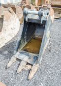 Strickland 24 inch digging bucket Pin diameter: 65mm Pin centres: 380mm Pin width: 250mm