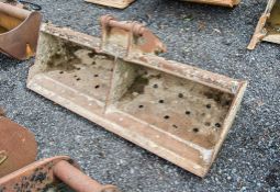 JCB 5ft ditching bucket Pin diameter: 45mm Pin centres: 330mm Pin width: 170mm