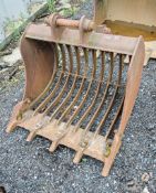 JCB 3ft riddle bucket Pin diameter: 45mm Pin centres: 340mm Pin width: 170mm