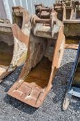 JCB 24 inch digging bucket Pin diameter: 65mm Pin centres: 380mm Pin width: 250mm