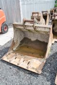 Titan 4ft digging bucket Pin diameter: 65mm Pin centres: 370mm Pin width: 260mm