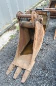 14 inch digging bucket Pin diameter: 65mm Pin centres: 400mm Pin width: 260mm