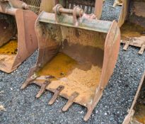 JCB 3ft digging bucket Pin diameter: 45mm Pin centres: 340mm Pin width: 170mm