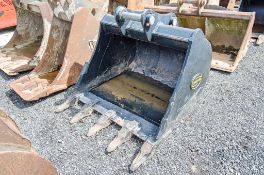 Strickland 4ft digging bucket Pin diameters: 65mm Pin centres: 380mm Pin width: 250mm