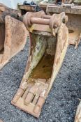 Geith 16 inch digging bucket Pin diameter: 65mm Pin centres: 350mm Pin width: 260mm