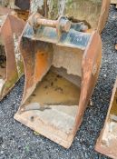 Strickland 2ft digging bucket Pin diameter: 45mm Pin centres: 340mm Pin width: 170mm