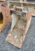 Whites 16 inch digging bucket Pin diameter: 60mm Pin centres: 300mm Pin width: 200mm