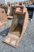 Lemac 2ft digging bucket Pin diameter: 80mm Pin centres: 450mm Pin width: 310mm